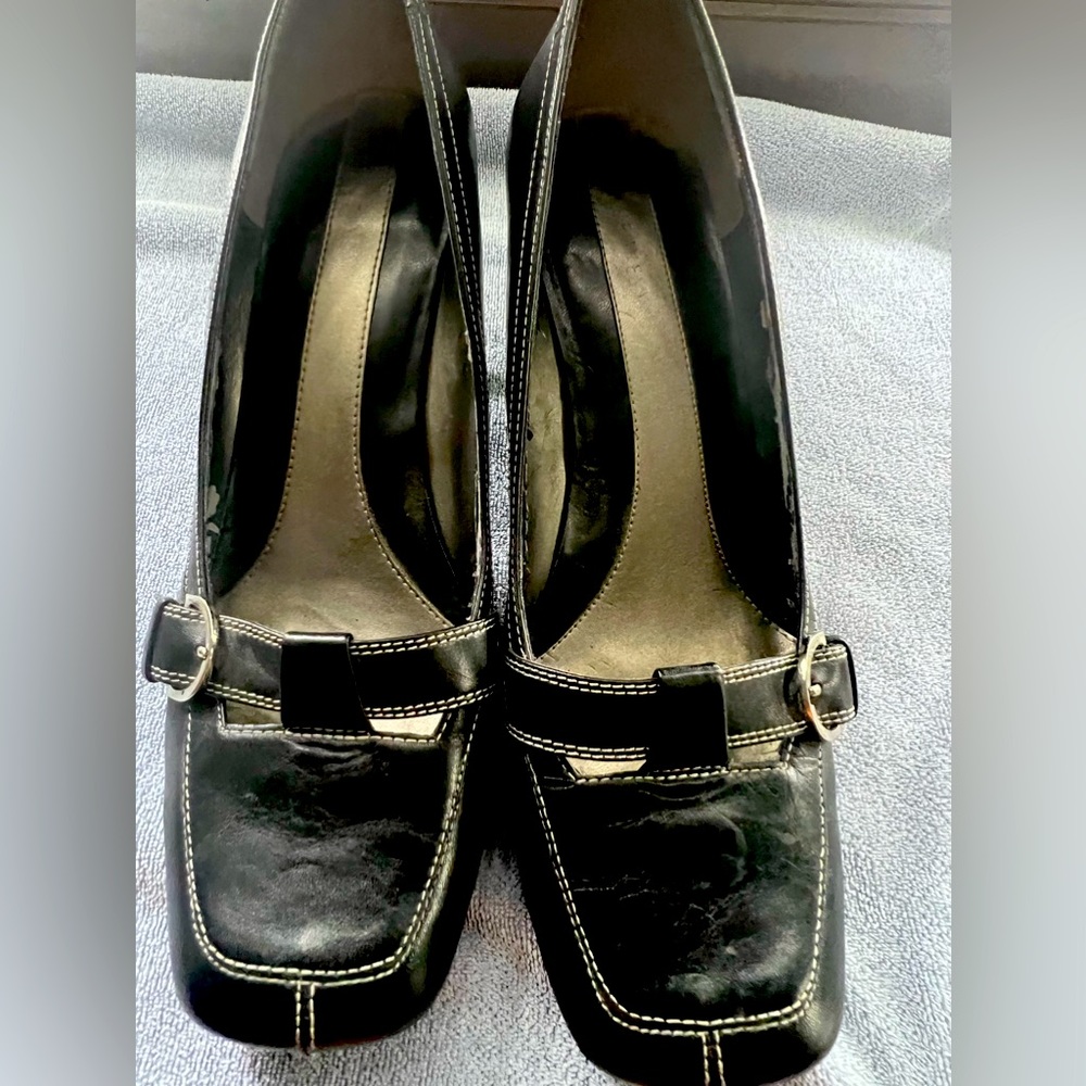 Black shoes low heel size 9.5